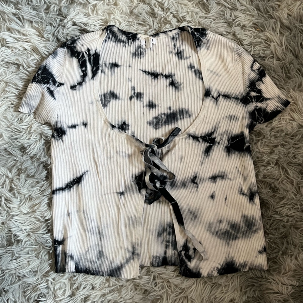 🤍🖤 Tie Dye Tie-Front Crop Top (xs) - Picture 2 of 4